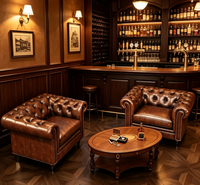 Ensemble de meubles pour club de gentlemen en gros |   Canapé Chesterfield en PU brun foncé, table en bois sculpté, étagères de bar, salon personnalisé