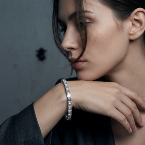 Pulsera de tenis de plata de ley con moissanita de corte esmeralda engastada en punta, chapado contemporáneo en rodio/oro amarillo/oro rosa, nombre personalizado - Product Image 2