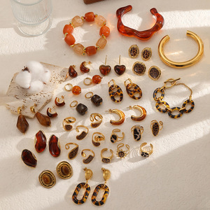 Conjunto de joyería de resina para mujer, diseño geométrico, pulsera de aleación de zinc, anillo, pendientes, regalo, accesorios de moda, estilo tono ámbar - Product Image 2