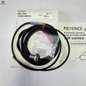 Capteur de proximité compact KEYENCE EM-010 avec amplificateur intégré, série EM, type de boîtier, M10 NPN EM 010 - Product Image 1