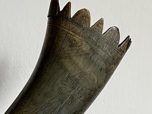 Cuerno Vikingo Tradicional para Beber con Acabado Rústico para Eventos Temáticos Medievales y Fiestas de Disfraces al Mejor Precio - Product Image 5