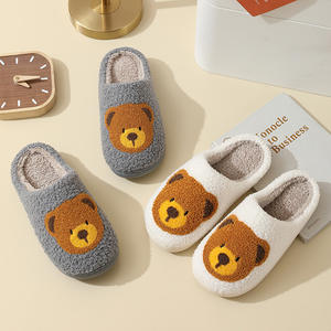 Nouvelles pantoufles confortables en coton à tête d'ours pour la maison, mignonnes et chaudes, chaussures d'hiver de style dessin animé pour hommes et femmes, semelle extérieure épaisse et souple en EVA, style fourrure - Product Image 1