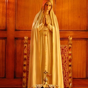 Estatuas de figuras de resina religiosas famosas de estilo occidental personalizadas, pintura de tamaño real, Estatua de la Virgen María de fibra de vidrio para decoración de Iglesia - Product Image 4