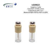 Tubes de brillant à lèvres en forme de coeur de luxe 6.5ml Emballage unique avec capuchon transparent et baguette Logo personnalisé pour les cosmétiques