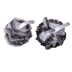 Éponge de bain exfoliante artisanale en organza dégradé Snow Veil - Product Image 4