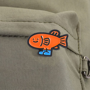 Broche en émail en forme de poisson orange mignon avec chaussures bleues pour la décoration de sac à dos - Product Image 4