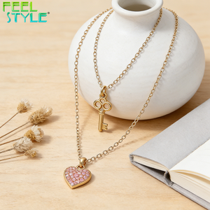 Collana a strati in acciaio inossidabile 316 placcato PVD oro spesso e colorato, con ciondolo a chiave vintage e cuore pavé di zirconi rosa 5A+ - Product Image 1