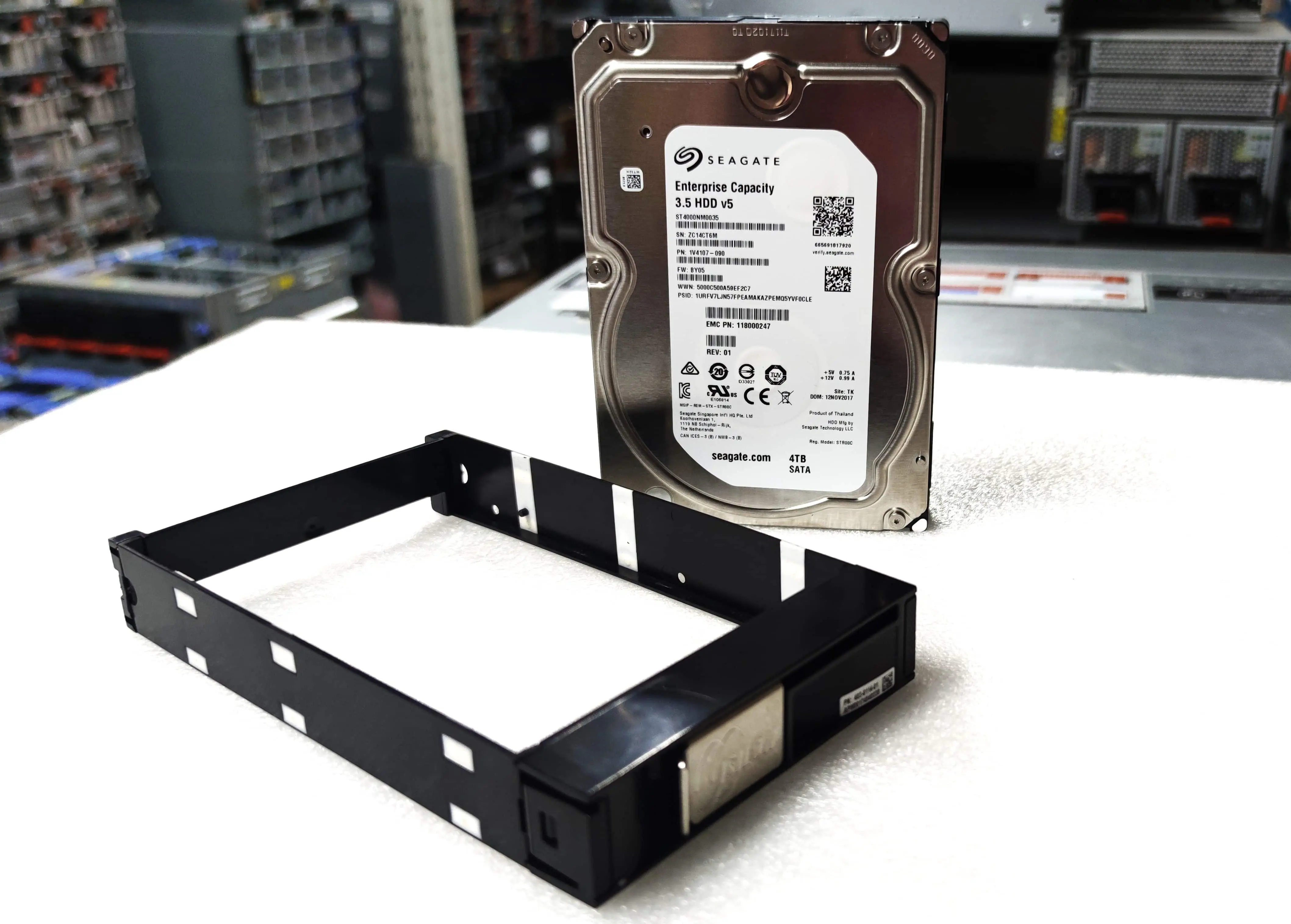 Disque dur d'entreprise Seagate Exos 7E8 4 To 512n SATA 128 Mo de cache 3.5 pouces