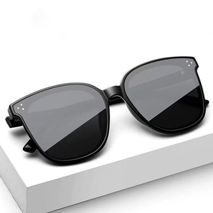 Gafas de Sol Cuadradas con Remaches, Diseño Moderno, Clásicas, de Viaje, para Mujer, Gafas de Sol de Lujo para Hombre - Product Image 1