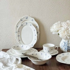 Assiette en céramique blanche à motifs floraux bleus, assiette à dessert, assiette ovale, assiette creuse, idéale pour les mariages et les réceptions - Product Image 1