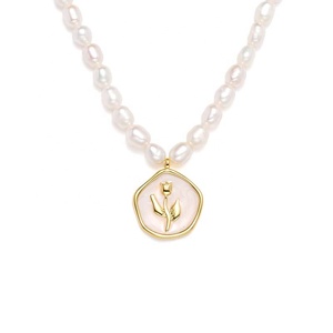 Collana in Ottone Placcato Oro con Ciondolo a Rosa in Madreperla e Catena di Perle, Prodotta da Gemnel Brass Jewelry - Product Image 4