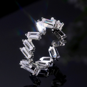 Anello da Donna Geometrico Irregolare alla Moda con Accento Scintillante, Gioiello Regolabile in Lega, Stile Moderno per Coppie - Product Image 1