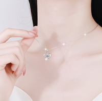 Collier pendentif en argent sterling 925 avec un design exquis en forme de cœur creux, serti d'un moissanite rond de 0,5 carat pour femmes