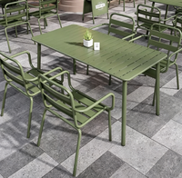 Ensemble de mobilier d'extérieur commercial moderne, simple, écologique et durable : chaises de café en métal et tables de salle à manger carrées en fer pour patio et jardin