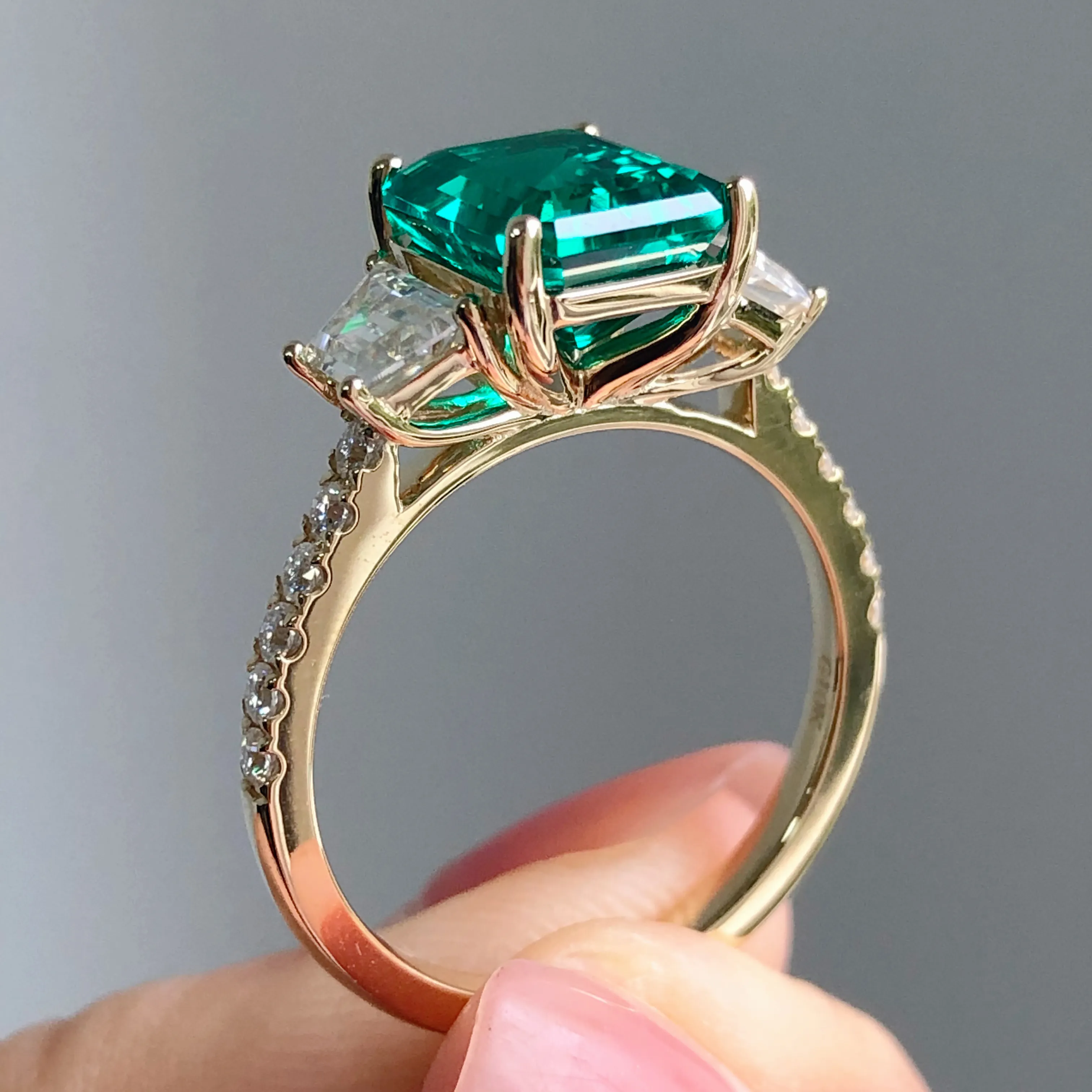 Anel feminino esmeralda de laboratório, 8*10mm 4ct esmeralda verde com def moissanite lado 3 pedras anel de noivado em 10k