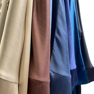 1439 #   Abaya pour femmes musulmanes en satin lisse, style kimono à manches fendues, vêtement islamique populaire, abayas modestes imprimées avec des lignes argentées - Product Image 6