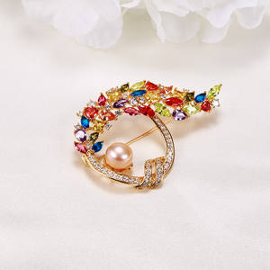 Broche en or pour femme avec perle d'eau douce, fleur de poitrine polyvalente, personnalité - Product Image 1