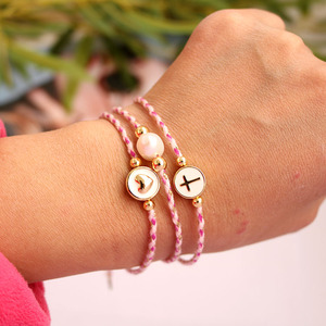 Pulseras de Macramé Ajustables con Cordón de Algodón, Cuentas de Perlas, Detalles en Oro y Corazón Esmaltado BM3026 Chic Lovely - Product Image 1