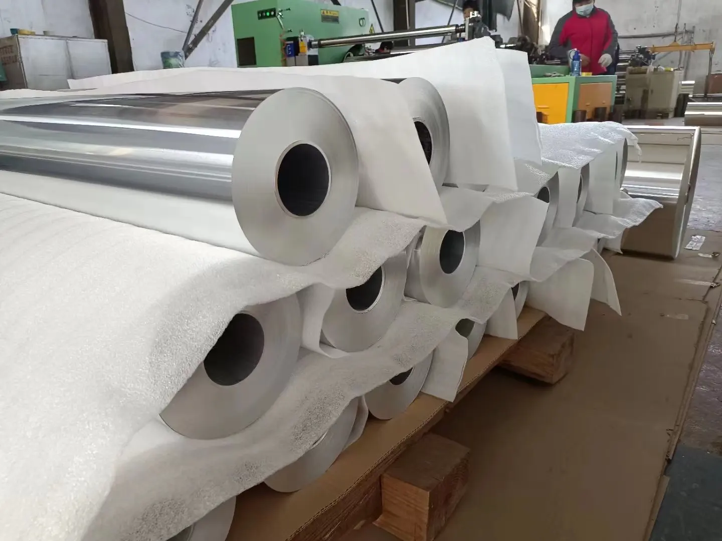 China Manufacturer 8011 aluminum foil price 24 25 40 50 micron aluminum foil roll for sale