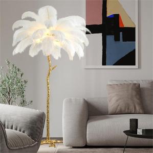 Lampada da Terra di Lusso di Design Nordico a Forma di Palma per Soggiorno, Lampada Moderna con Piume di Struzzo per Arredamento Interno - Product Image 1