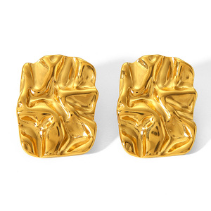 Boucles d'oreilles clous carrées texturées irrégulières en acier inoxydable plaqué or 18 carats, bijoux de créateur pour femmes, vente en gros - Product Image 3
