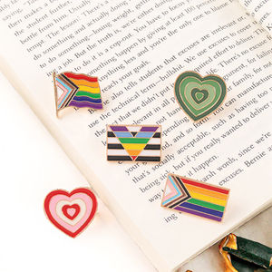 XP-proos หมุดเคลือบแบบไล่ระดับสีมีความภาคภูมิใจในหัวใจสีรุ้งเข็มกลัดชัยชนะมีปกป้ายพิมพ์ตัวอักษรโลหะ - Product Image 3