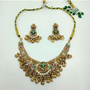 Ensemble de collier choker Kundan en argent massif traditionnel avec pierres vertes et rouges, perles en forme de pièce de monnaie et boucles d'oreilles assorties - Product Image 2