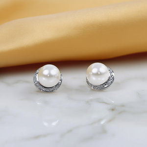 Orecchini a perla classici placcati oro bianco, imitazione perla rotonda taglio brillante con incastonatura a castone, gioielli da sposa da donna - Product Image 2