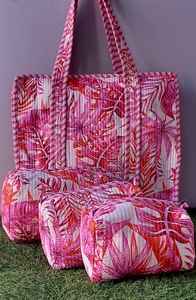 Ensemble sac fourre-tout matelassé et trousse de toilette imprimé palmiers roses, fait main en coton, organiseur de maquillage de voyage - Product Image 3