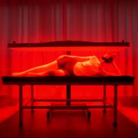 Panneau de luminothérapie rouge sur pied électrique pour usage domestique et commercial, avec roues verrouillables mobiles, thérapeutique
