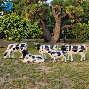 Sculpture de vache laitière réaliste en fibre de verre - Statue d'animal de ferme artistique peinte à la main pour les jardins, la décoration intérieure et comme cadeau pour les amateurs d'art - Product Image 4