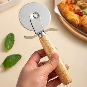 Roue à logo personnalisé ultra-affûtée avec manche en bois / Coupe-pizza en acier inoxydable style fusée - Product Image 3