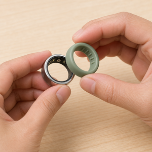 Anillo Oura 4 y Protector de Anillo de Silicona Verde Salvia Gen3, Ajuste Perfecto, Seguro para el Sensor, OEM, Logotipo Personalizado, Pedido al por Mayor de 150 Conjuntos - Product Image 1