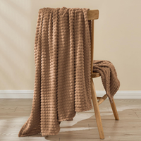 Vente en gros 100% polyester écologique personnalisé OEM/ODM 3D Jacquard flanelle couverture polaire pour l'hiver technique tricotée