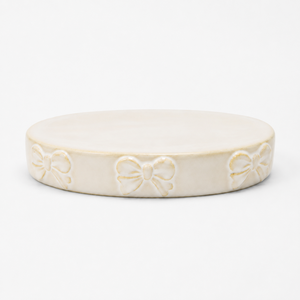 Juego de Accesorios de Baño de Cerámica con Lazo Decorativo en Relieve, Varios Colores: Dispensador de Jabón/Loción, Jabonera, Vaso, 3 Piezas - Product Image 4