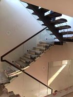 Escalier moderne personnalisé en tube carré avec surface antidérapante, garde-corps en verre et main courante en fer pour usage résidentiel intérieur