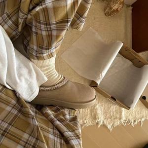 Bottes d'hiver ethniques de qualité supérieure OEM ODM, pantoufles plates en cuir et laine intégrées antidérapantes pour hommes et femmes, chaussures de couple - Product Image 5