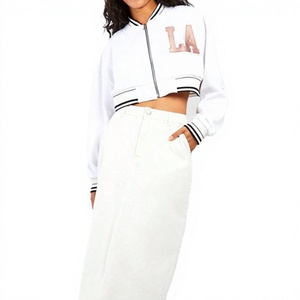 Blouson bomber court pour femme, style universitaire léger, avec logo brodé et manches contrastées - Product Image 1