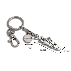 Porte-clés souvenirs en métal argenté personnalisés en forme de poisson avec pendentifs - Product Image 4