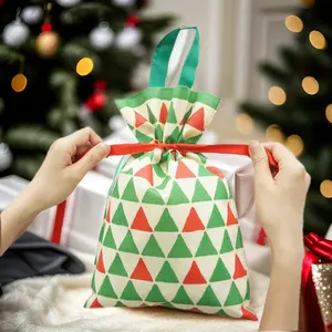 ถุงของขวัญผ้านอนวูฟเวนพับได้มีเชือกรูดจับสำหรับเทศกาลคริสต์มาส