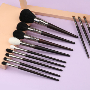 Juego de 12 brochas de maquillaje de pelo de cabra con mango de madera y virola de aluminio gruesa para rostro, ojos, polvos, base y sombra de ojos, personalizables - Product Image 3