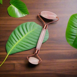 Rouleau facial en quartz rose avec deux têtes de massage - Product Image 1