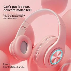 <span class=keywords><strong>Casque</strong></span> <span class=keywords><strong>audio</strong></span> <span class=keywords><strong>sans</strong></span> <span class=keywords><strong>fil</strong></span> en cuir protéiné, doux pour la peau, avec coussinets lumineux en matériau Macaron, compatible <span class=keywords><strong>carte</strong></span> <span class=keywords><strong>SD</strong></span> - Product Image 6