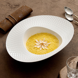 Grand bol à soupe en céramique blanche, saladier à fruits haut de gamme, vaisselle occidentale irrégulière pour hôtel, assiette créative, assiette chapeau de paille - Product Image 1