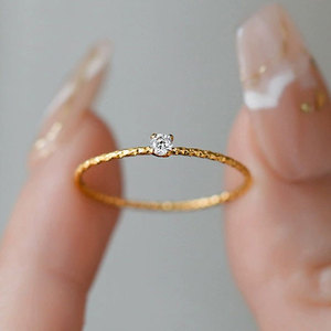 Anello Minimalista Impilabile dal Design Semplice per Donne - Product Image 2