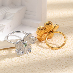 Bague en acier inoxydable plaqué or 18 carats et argent, motif floral en relief, incrustée de cristal vert, bijou tendance pour femme - Product Image 4