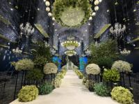 Salle de banquet de mariage décoration avec fleurs centres de table de mariage conception plafond salle de banquet accessoires de mariage salle de banquet