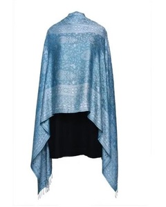 Étole classique en viscose tissée, longue et élégante pour femme, avec un tombé fluide, une texture douce et une finition texturée pour le quotidien - Product Image 2