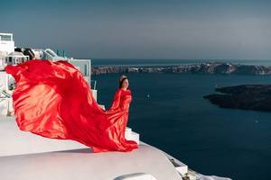 Robe longue élégante en satin rouge pour femme, avec traîne fluide, idéale pour séances photo, voyages en destination et vue sur l'océan, vente en gros B2B - Product Image 2