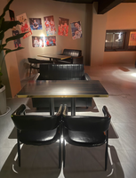 Ensemble de mobilier commercial pour café, hôtel, restaurant : banquette sectionnelle en similicuir PU pour desserts et table en contreplaqué